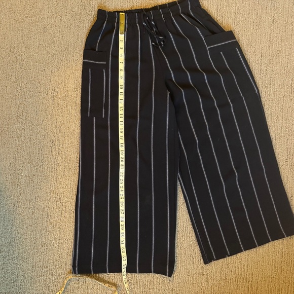 Moonlight Black & White Capris - Picture 5 of 9